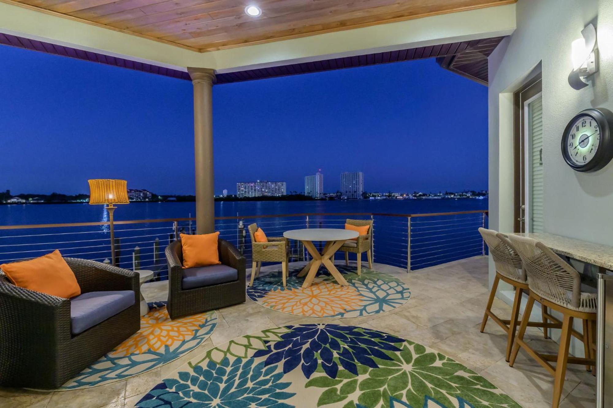 Holiday home Luxury Waterfront 4br Private Heated Pool Hot Tub *