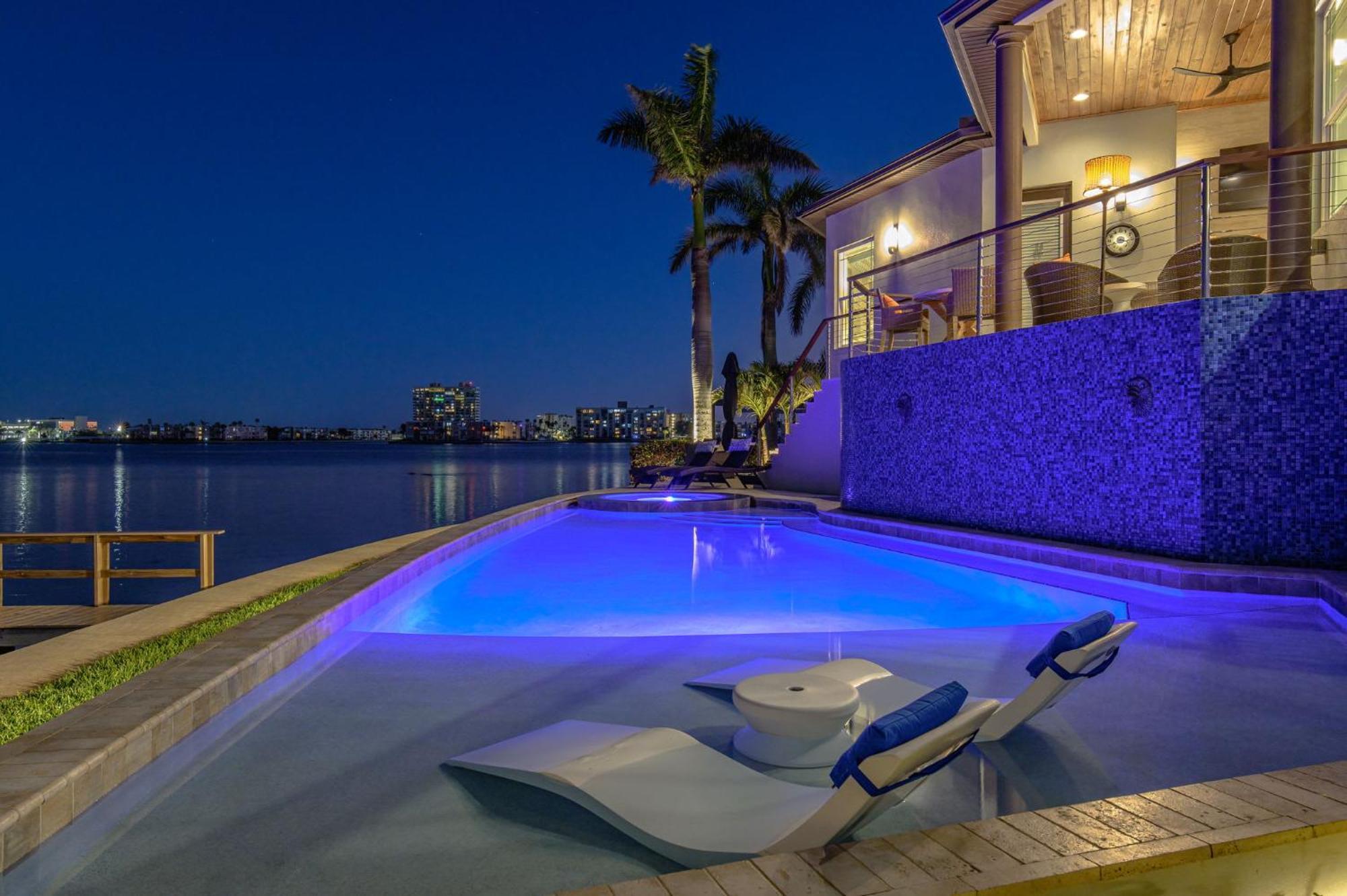 Luxury Waterfront 4br Private Heated Pool Hot Tub Holiday home