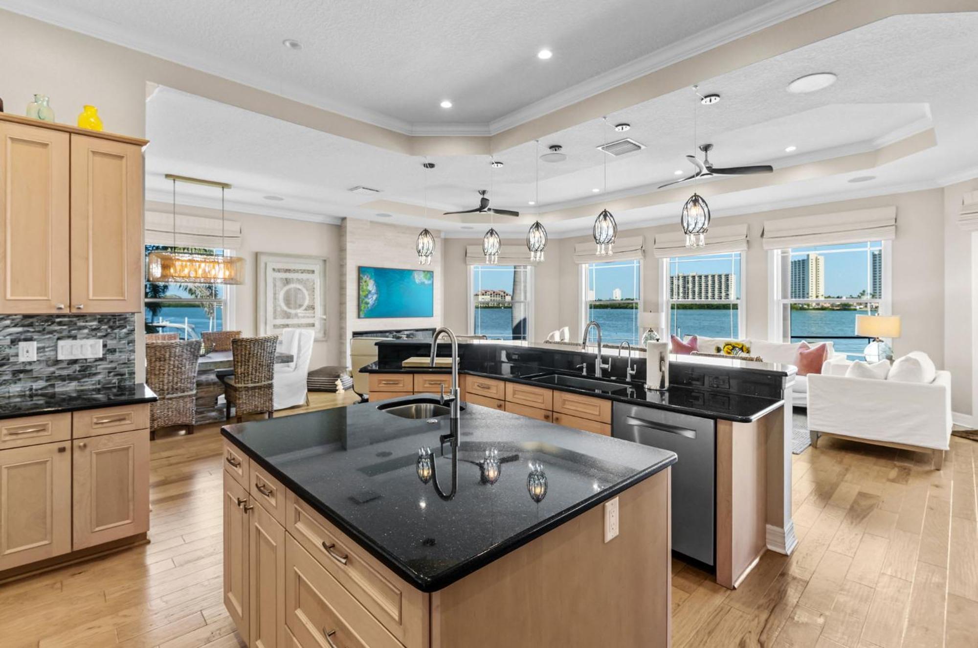 Luxury Waterfront 4br Private Heated Pool Hot Tub Holiday home