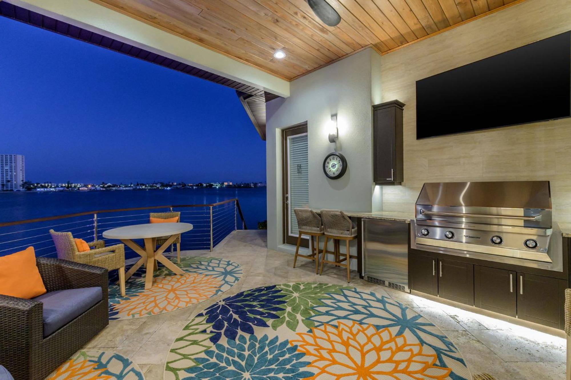 Luxury Waterfront 4br Private Heated Pool Hot Tub Holiday home