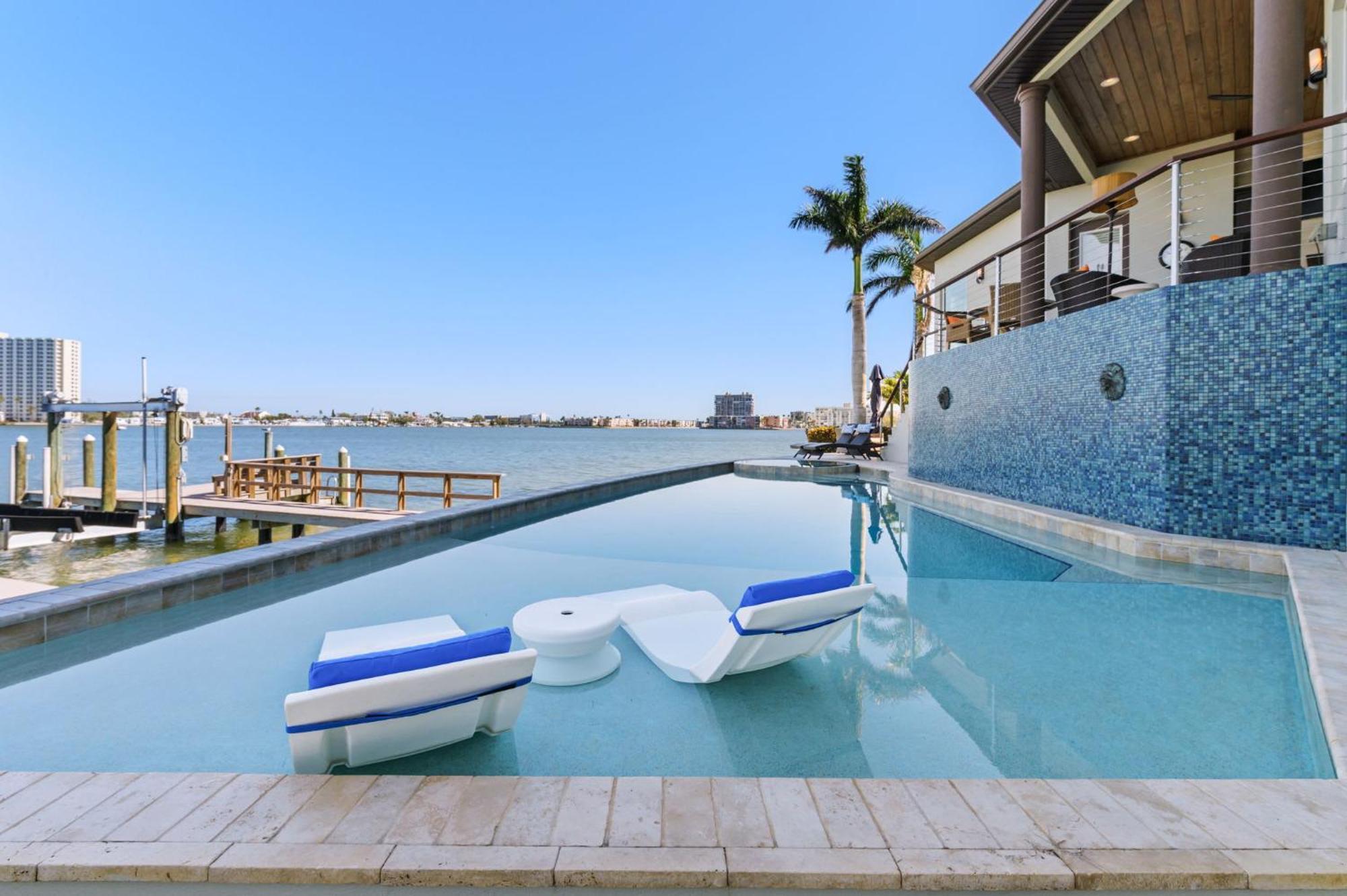 Luxury Waterfront 4br Private Heated Pool Hot Tub Holiday home St. Pete Beach