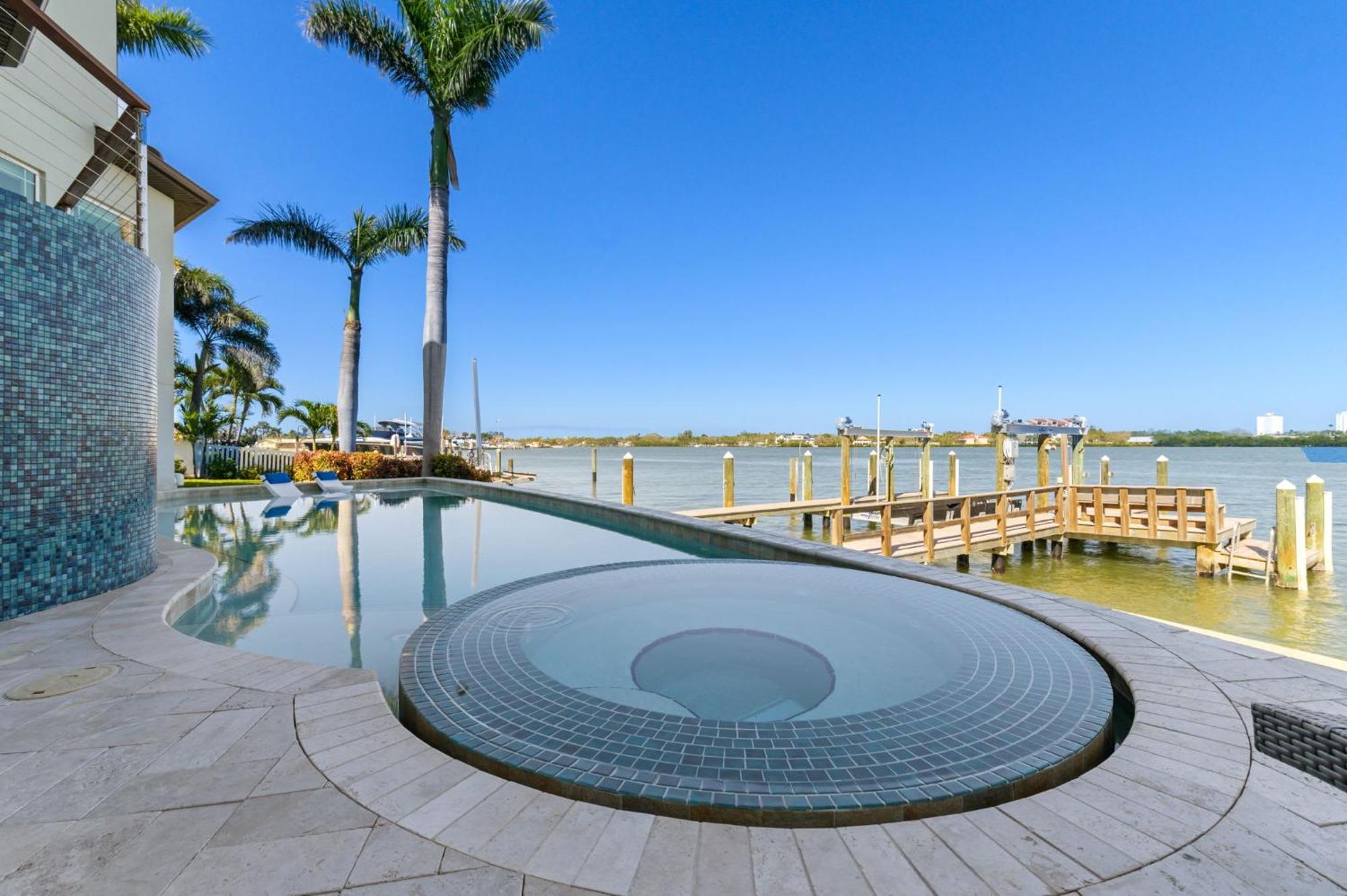 Luxury Waterfront 4br Private Heated Pool Hot Tub Holiday home *